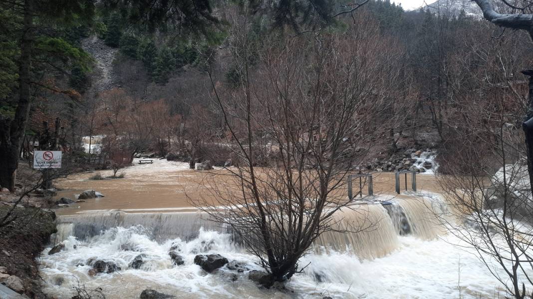 Konya'nın "patlayan kaynağı" erken coştu! Ziyaretçiler kar yağmur demiyor, geliyor 1